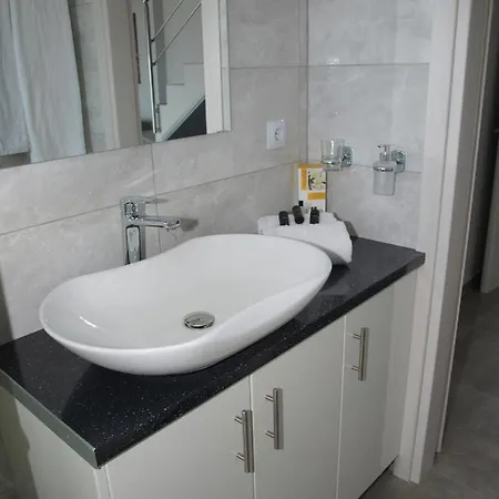 Attic Apartahotel 3*